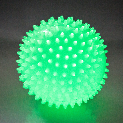 Resplandor del PVC en la bola inflable oscura del masaje del tamaño el 15CM para los niños