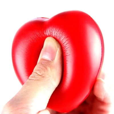 La PU de la forma del corazón hace espuma los juguetes de la bola de la tensión ejerce presión sobre el diámetro del alivio los 6.8cm