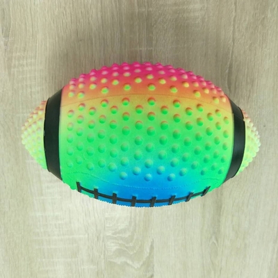 El fútbol oval 5&quot; arco iris inflable de la bola de patio coloreó antiusura