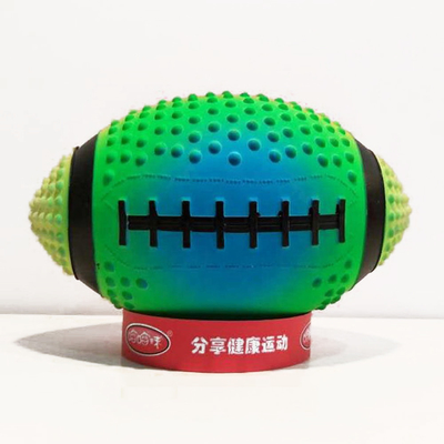 El fútbol oval 5&quot; arco iris inflable de la bola de patio coloreó antiusura